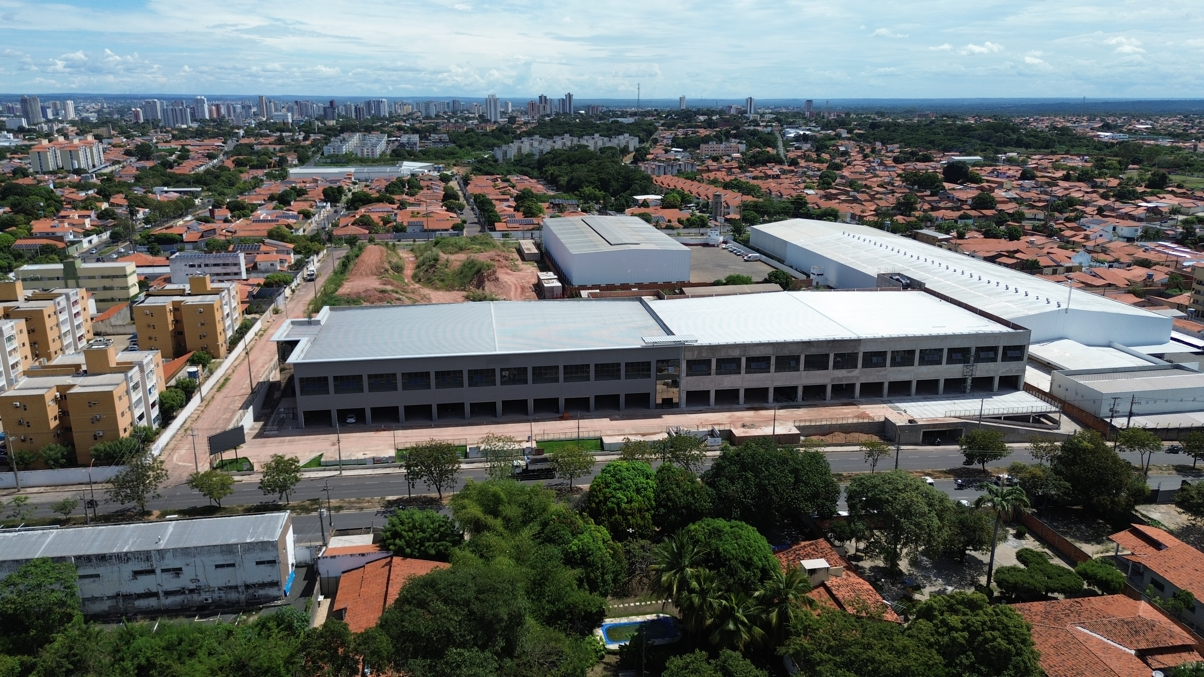 Fachada do HR Mall com a cidade ao fundo
