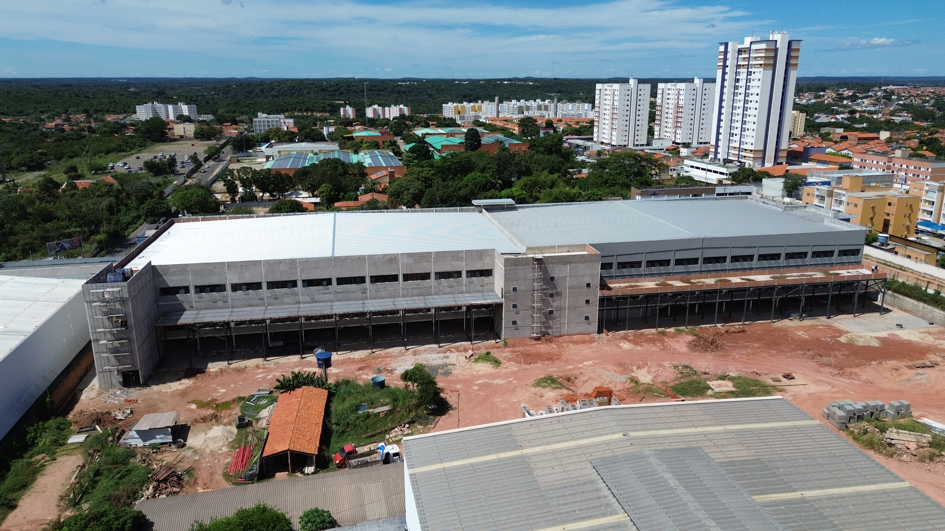 Obra do HR Mall em andamento