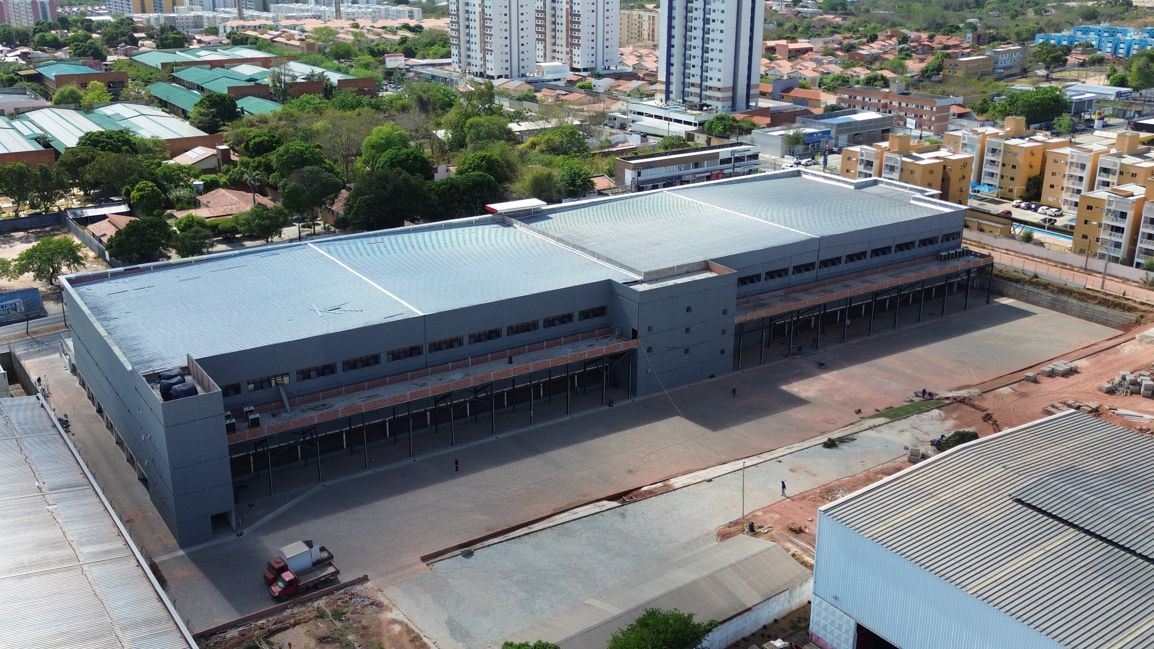 Obra do HR Mall em andamento