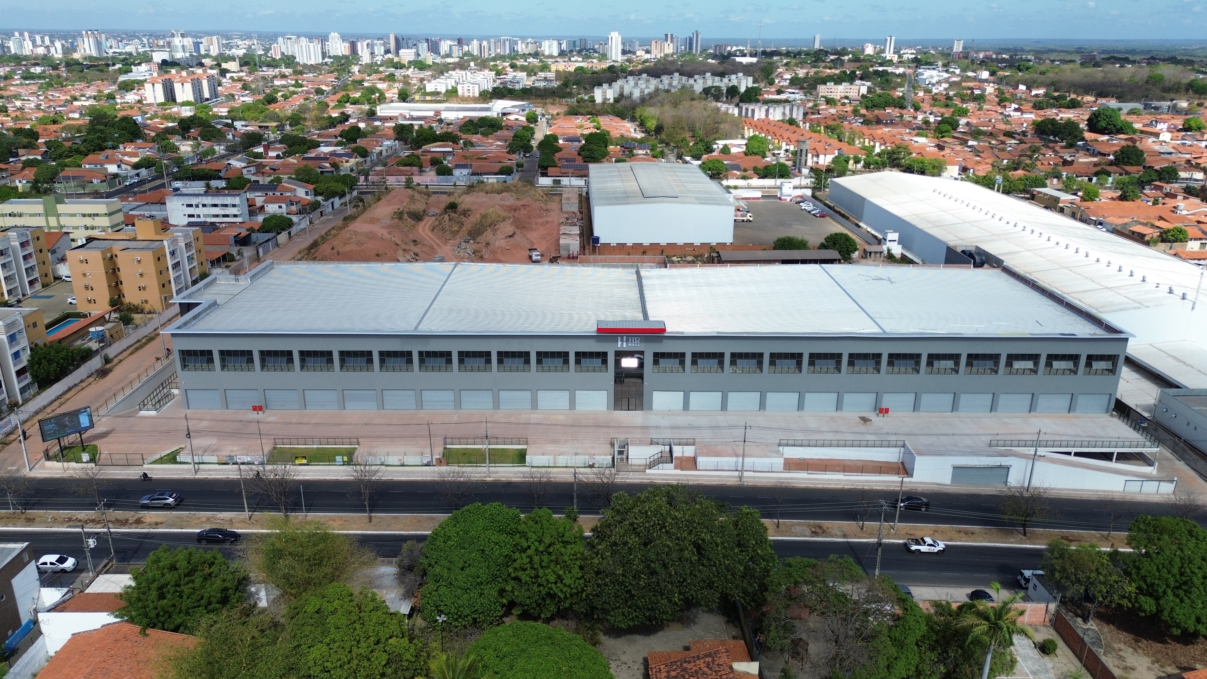 Obra do HR Mall em andamento