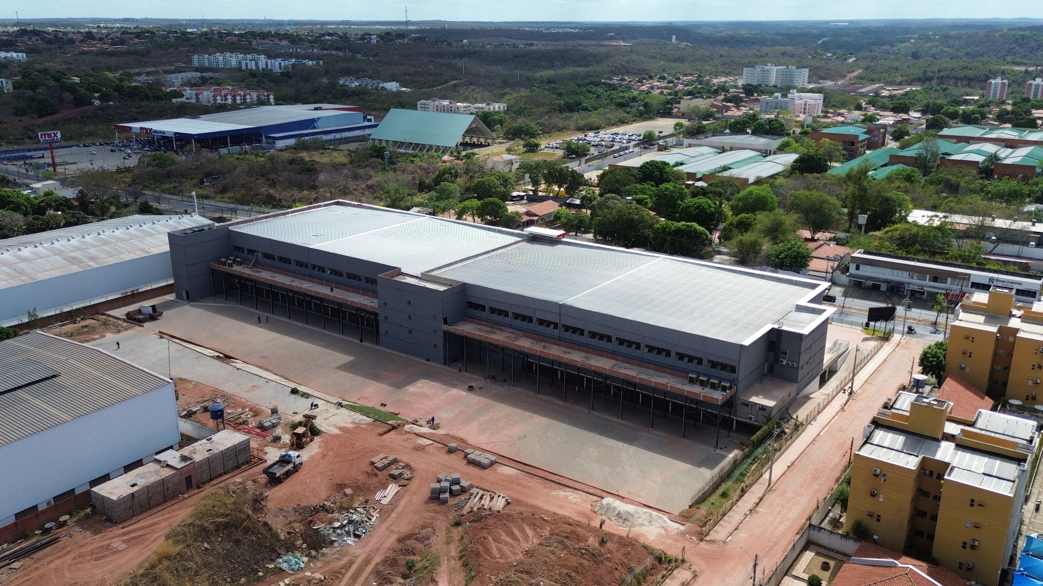 Fachada do HR Mall com a cidade ao fundo